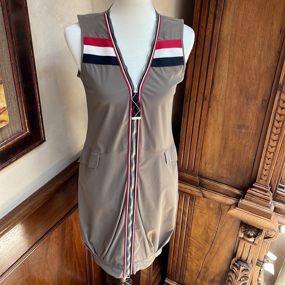 Indies vest sleeveless.